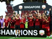 ليفربول يتسلم كأس مباراة كريستال بالاس الودية بمشاركة محمد صلاح