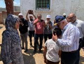 محافظ بورسعيد يلتقى عددا من أهالى بحيرة المنزلة والصيادين.. صور