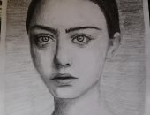 الدقة تكمن فى التفاصيل.. "ملك" تشارك موهبتها فى رسم البورتريهات