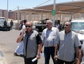 رئيس مدينة الغردقة يجرى جولة تفقدية للتأكيد على تطبيق تعريفة المواصلات.. صور