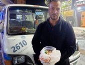 سائق دمياطي يوزع الحلوى على الركاب للالتزام بالتعريفة الجديدة 