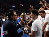 رئيس الوزراء يسلم كأس البطولة الأفريقية لكرة اليد للمنتخب المصرى.. صور