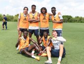 أرسنال يبرز "وصلة هزار" بين محمد النني وزملائه فى معسكر أمريكا.. فيديو