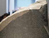 الكتابة المصرية القديمة وحجر رشيد.. ماذا قال نيوتن وأفلوطين عن الهيروغليفية؟