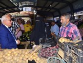 محافظ بورسعيد يطمئن على توافر السلع الغذائية بأسعار مناسبة داخل سوق العصر
