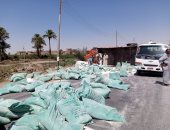 انقلاب سيارة محملة بدقيق مدعم فى قنا