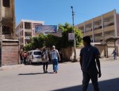 طلاب الثانوية العامة بالمنيا يتوافدون على اللجان أخر أيام الامتحانات.. صور