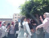 طالبات الثانوية العامة يطلقن الزغاريد فى آخر يوم امتحانات بلجان دمياط.. صور