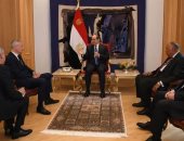الرئيس السيسى يؤكد لوزير المالية الفرنسى التطلع لزيادة استثمارات فرنسا بمصر