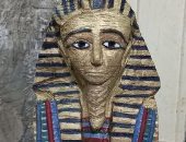 نحت على الورق وسنون القلم الرصاص.. "مينا" يبتكر فى فنون النحت