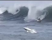 مشهد يحبس الأنفاس.. سمكة قرش تفاجئ راكب أمواج فى هاواى بقفزة بهلوانية "فيديو"