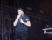 تامر حسني يشوق جمهوره بأغانى ألبومه الجديد خلال حفله بالعلمين.. صور