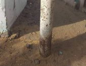 قارئ يناشد المسؤلين بالمنيا بنقل عمود إنارة فى المقابر.. والوحدة المحلية ترد