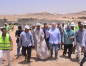 محافظ الأقصر يقود جولة لمتابعة العمل فى مشروعات حياة كريمة بإسنا.. صور