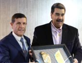 رئيس فنزويلا يتسلم تمثالا برونزيا من القدم اليسرى لمارادونا
