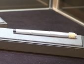 قلم أنقذ رائد فضاء وقطعة من القمر فى مزاد بنيويورك