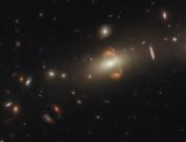 هابل يظهر صورة معكوسة للمجرة بسبب ظاهرة عدسات الجاذبية