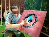 قصة شاب بالبحيرة يرسم لوحات فنية بديعة بذقنه وقدمه وكوعه وهو معصوب العينين