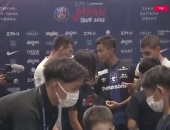 لاعب جامبا أوساكا الياباني يطلب من ميسي التيشيرت قبل بداية المباراة