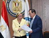 وزيرا البترول والبيئة يبحثان تنظيم فعاليات لخفض الكربون بالصناعة البترولية