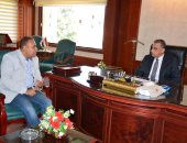 محافظ سوهاج لـ"اليوم السابع": حياة كريمة طوق نجاة المواطن المصرى.. تبطين 215 ترعة بتكلفة 2.6 مليار جنيه.. إنهاء 101 مشروع بقطاع الطرق بتكلفة 435 مليارا.. وإنجاز 23 مشروعا فى مياه الشرب بـ 2.8 مليار جنيه