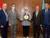 رئيس جامعة طنطا يكرم الدكتورة نهلة العشماوي عميد كلية الصيدلة لبلوغها السن القانونية