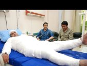 جسمه مكسر.. سعد الصغير يداعب بيومى فؤاد بصورة من المستشفى
