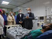 محافظ كفر الشيخ يطمئن على عامل أصيب أثناء عمله ويقرر صرف إعانة عاجلة