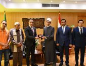 محافظ الفيوم يكرم الحسن فتحى الأول على الجمهورية بالثانوية الأزهرية ..صور