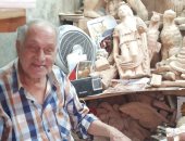 صور.. إيده تتلف في حرير.. عم "رفعت" حكاية نحات على الخشب عمرها 50 عام