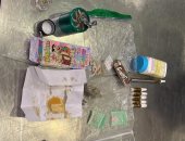 جمارك مطار القاهرة تضبط محاولة تهريب عدد من الأقراص والمواد المخدرة