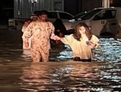 فيضانات الإمارات: إنقاذ أسرة فى منطقة "الفصيل" بالفجيرة.. فيديو