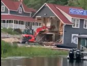 عصبى موت.. عامل بناء فصلوه من العمل فدمر منازل الأثرياء فى كندا (فيديو)