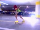 طفلة هندية تحقق رقما قياسيا وتدخل "جينيس" بالتزلج تحت السيارات.. فيديو وصور