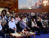 مدبولى يستمع لشرح من رئيس الشعبة الهندسية للمنطقة الشمالية العسكرية حول موقف "حياة كريمة" بالبحيرة