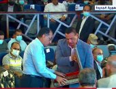 محافظ البحيرة يقدم هدية "كتاب الله" للدكتور مصطفى مدبولى 