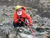 تسلق 282 جبلا فى 1200 يوم.. تحدٍ خطير لعجوز عمره 82 عاما (فيديو)