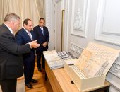 الرئيس السيسى يطلع على عينات المنسوجات الفاخرة المنتجة حديثًا من القطن المصرى