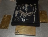 إحباط محاولتى تهريب مشغولات ذهبية ومستلزمات أسنان مع راكبين بمطار القاهرة.. صور