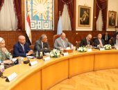 محافظ القاهرة يجتمع مع إدارة أصول وأملاك الدولة لحل المشاكل