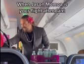 جيسون موموا يتظاهر بأنه مضيف طيران على خطوط هاواى .. صور