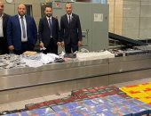 سلطات مطار القاهرة تحبط محاولة تهريب مستحضرات وأجهزة تجميل.. صور   