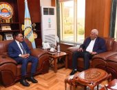 محافظ مطروح يلتقى نقيب الزراعيين لبحث سبل التعاون للتنمية الزراعية