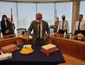 صور.. العاملون بالبورصة يحتفلون بتعيين محمد فريد قائمًا بأعمال رئيس الرقابة المالية