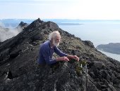 مغامرات فى الــ 80. عجوز  يتسلق 282 جبلا باسكتلندا  فى 1200 يوم ويحفر اسمه فى موسوعة جينيس