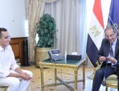 وزير الاتصالات يكرم محمد الجندى بجامعة مصر للمعلوماتية لفوزه بفضية العالم للخماسى