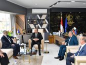 محافظ أسوان يلتقى وفد "التخطيط" لبحث إنشاء مركز نموذجى للخدمات الحكومية