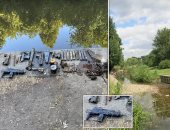 عائلة بريطانية تعثر بالصدفة على مخبأ للأسلحة النارية فى نهر لندن.. صور