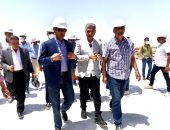 نائب وزير الإسكان يتفقد مشروعات المرافق بمدينة 6 أكتوبر 