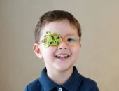 مشاكل العيون عند الأطفال.. علامات تدل على أن طفلك يحتاج نظارة طبية